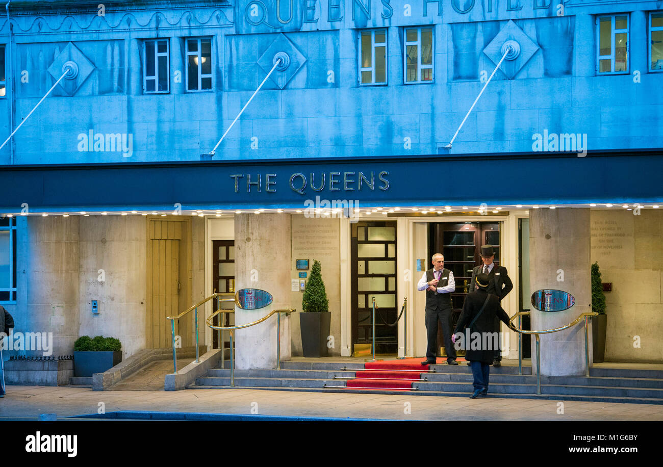 Yorkshire Leeds UK - portiers partager une blague à l'extérieur de l'entrée de l'hôtel Queens Banque D'Images