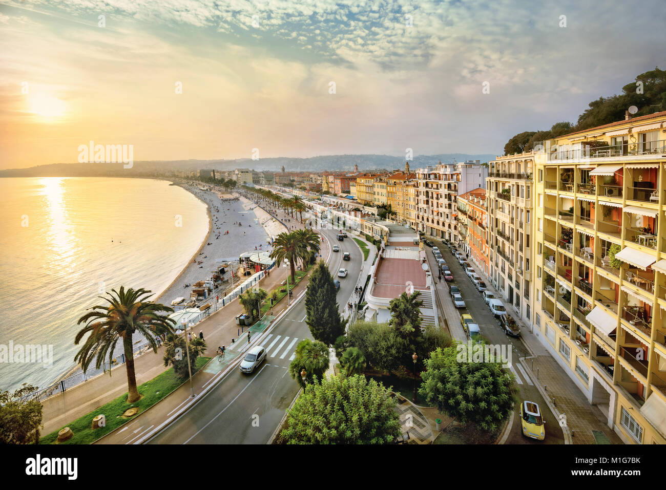 Vue De La Promenade Des Anglais A Nice Avec Vacances Maisons Et Plage Au Coucher Du Soleil France Photo Stock Alamy