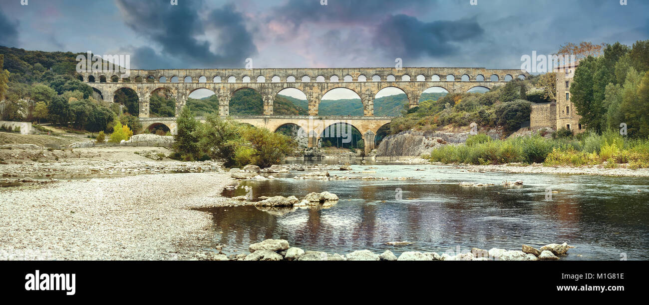 Vue panoramique du Pont du Gard aqueduc romain sur le Gardon. France, Provence Banque D'Images