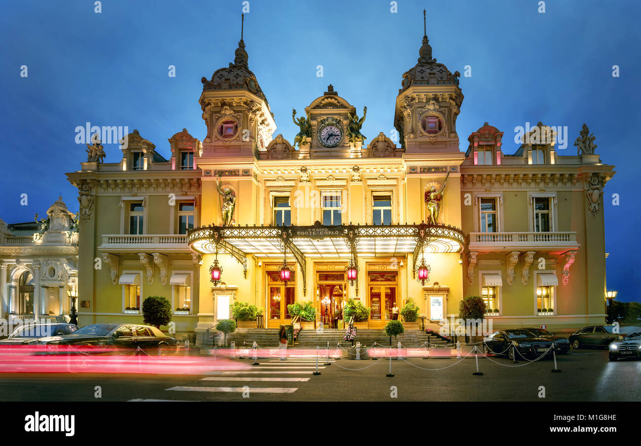 Grand Casino de Monte-Carlo dans la nuit. Principauté de Monaco est l'état, situé sur la côte d'Azur Banque D'Images