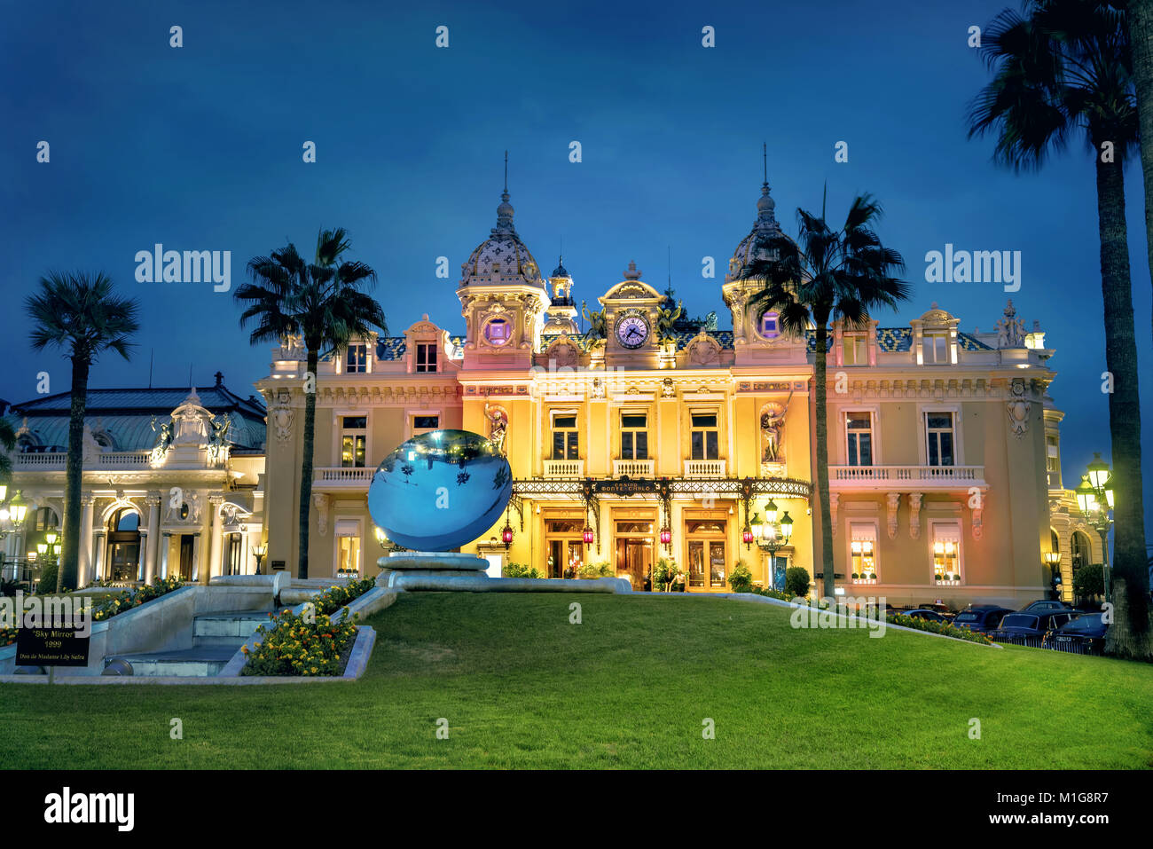 Grand Casino de Monte-Carlo dans la nuit. Principauté de Monaco est l'état, situé sur la côte d'Azur Banque D'Images