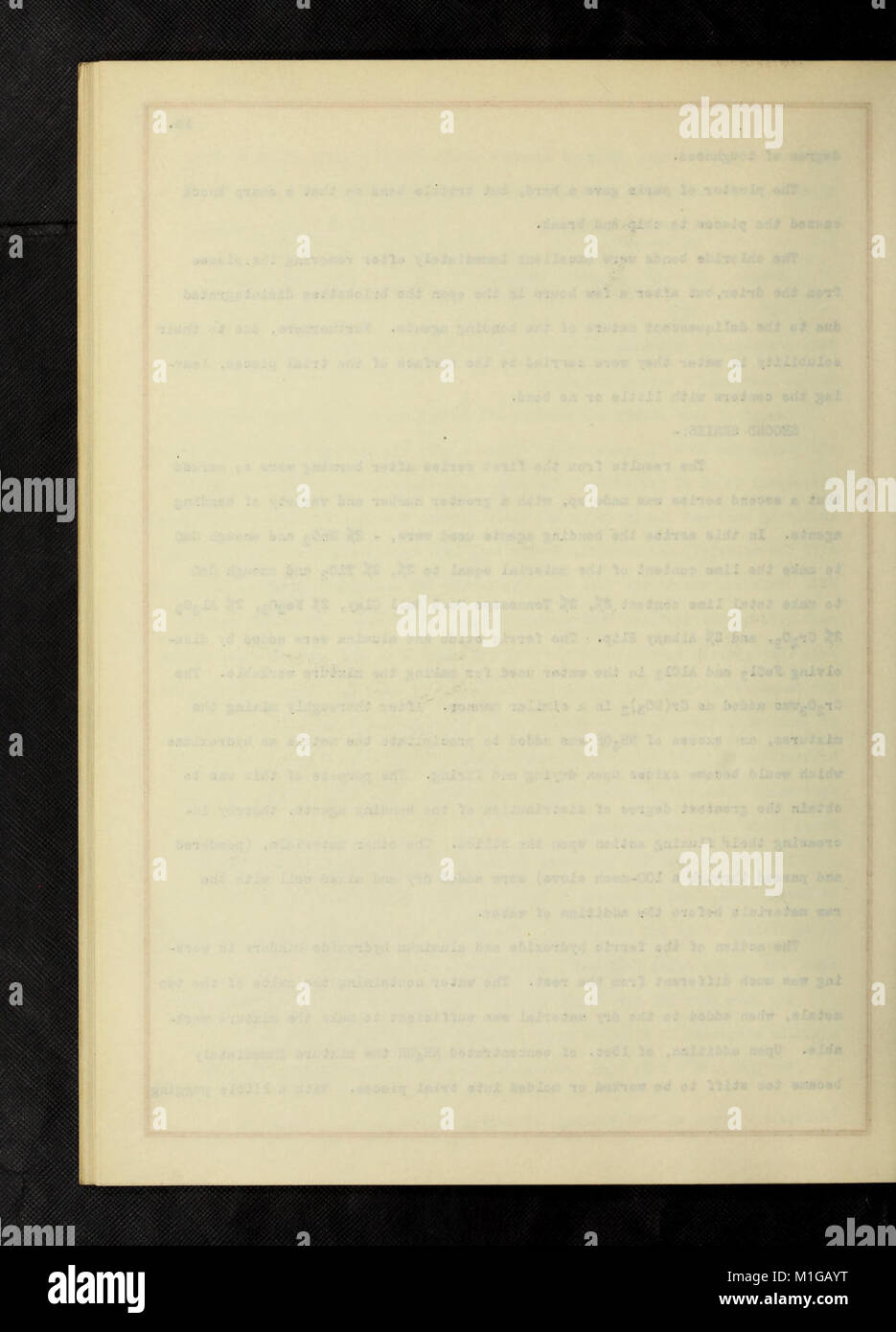 Ce rapport de 1920 étudie les gisements de silice dans le sud de l'Illinois, en se concentrant sur leur emplacement, leur composition et leurs utilisations potentielles dans l'industrie. Il fournit une analyse géologique détaillée et une évaluation des ressources en silice dans la région. Banque D'Images
