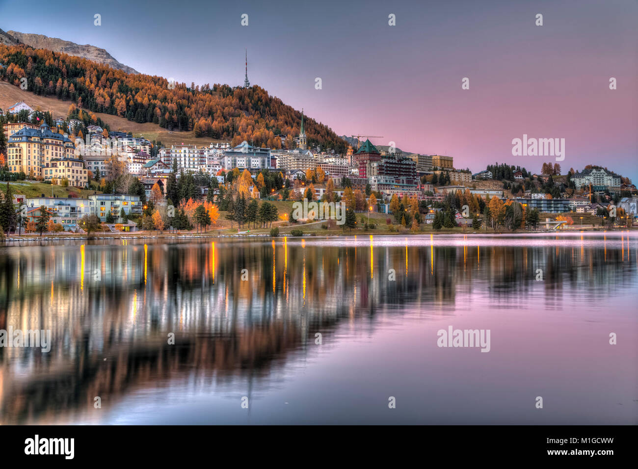 Saint-Moritz lac au crépuscule et le complexe hôtelier de luxe ville de Saint-Moritz, en Suisse, l'Europe. Banque D'Images