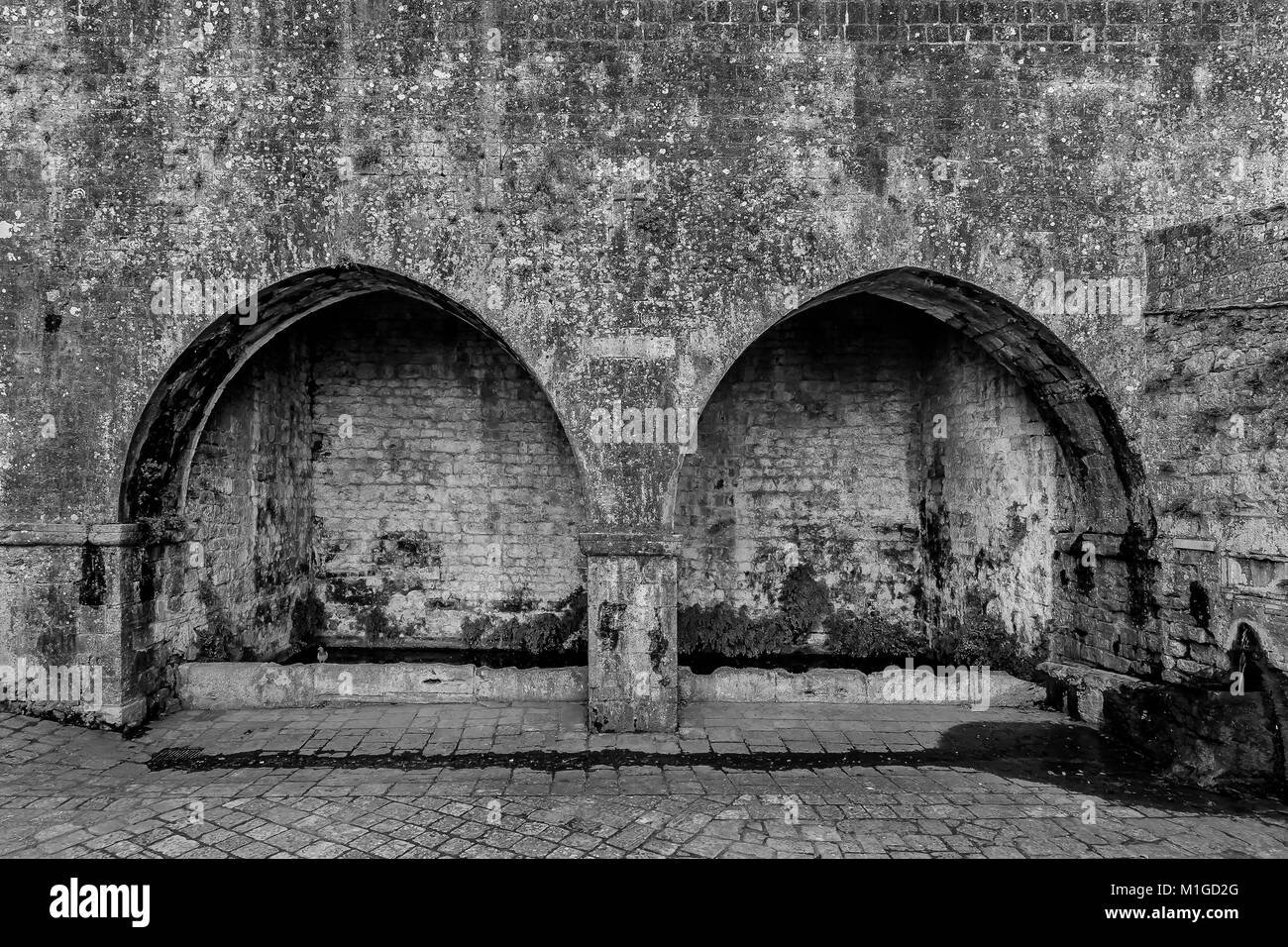 Le noir et blanc vue de la Fonti di Docciola, murs de Volterra, Pise, Toscane, Italie Banque D'Images