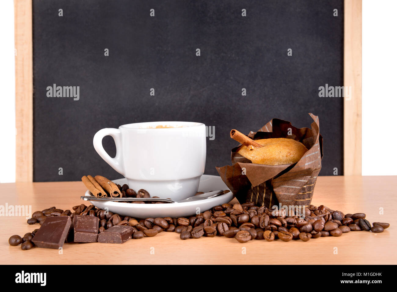 Tasse de café avec des grains de café, des muffins au chocolat et Banque D'Images