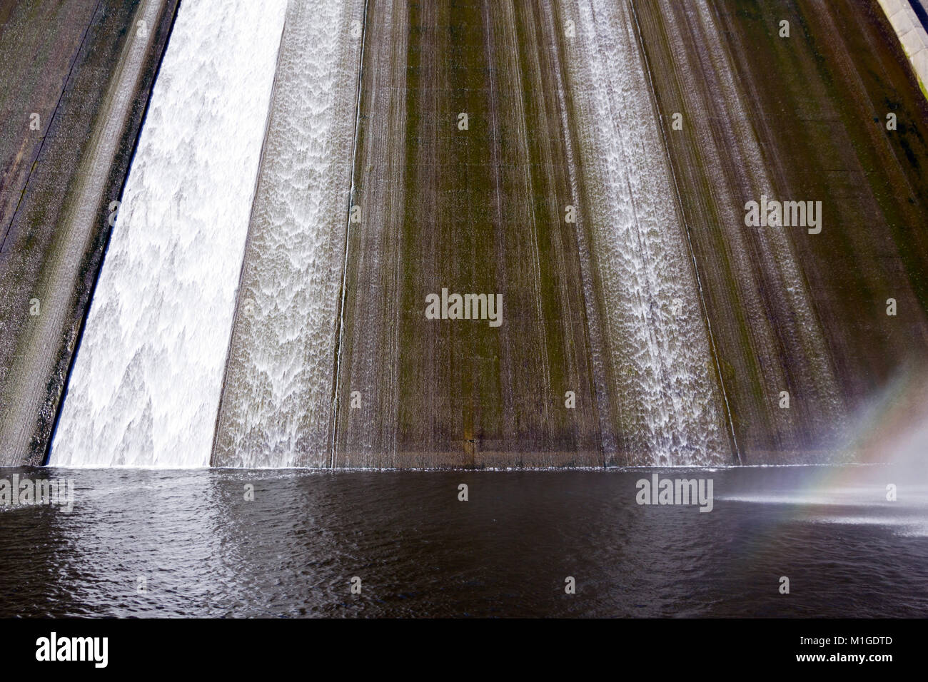 Débordement d'eaux de ruissellement sur le soleil, mur de béton Llys y Fran Reservoir, Pembrokeshire, Pays de Galles, Royaume-Uni Banque D'Images