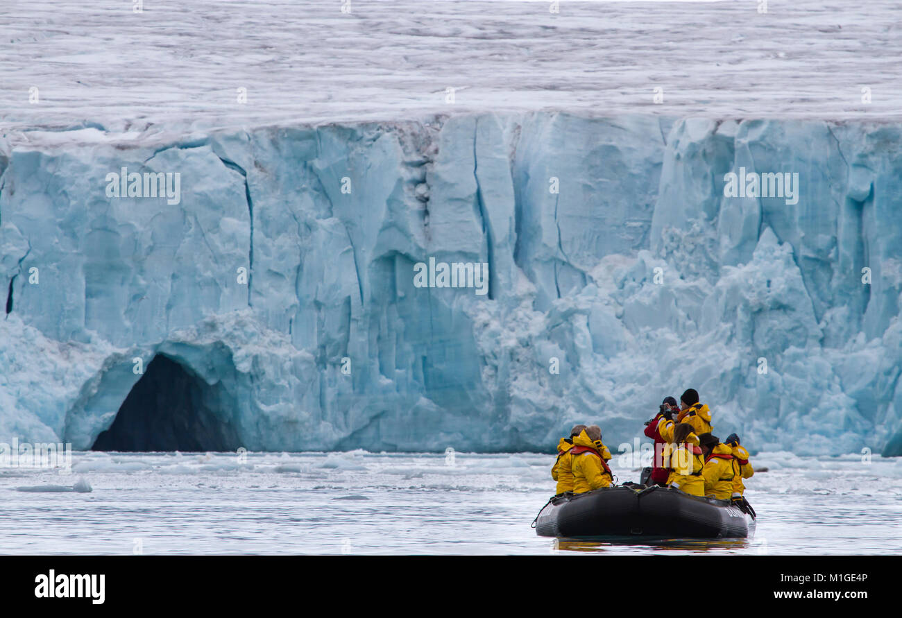 Noraustlandet, Svalbard, Norvège, Juillet 11th, 2013 : les personnes voyageant dans un zodiac dans entre les glaciers du Svalbard Banque D'Images