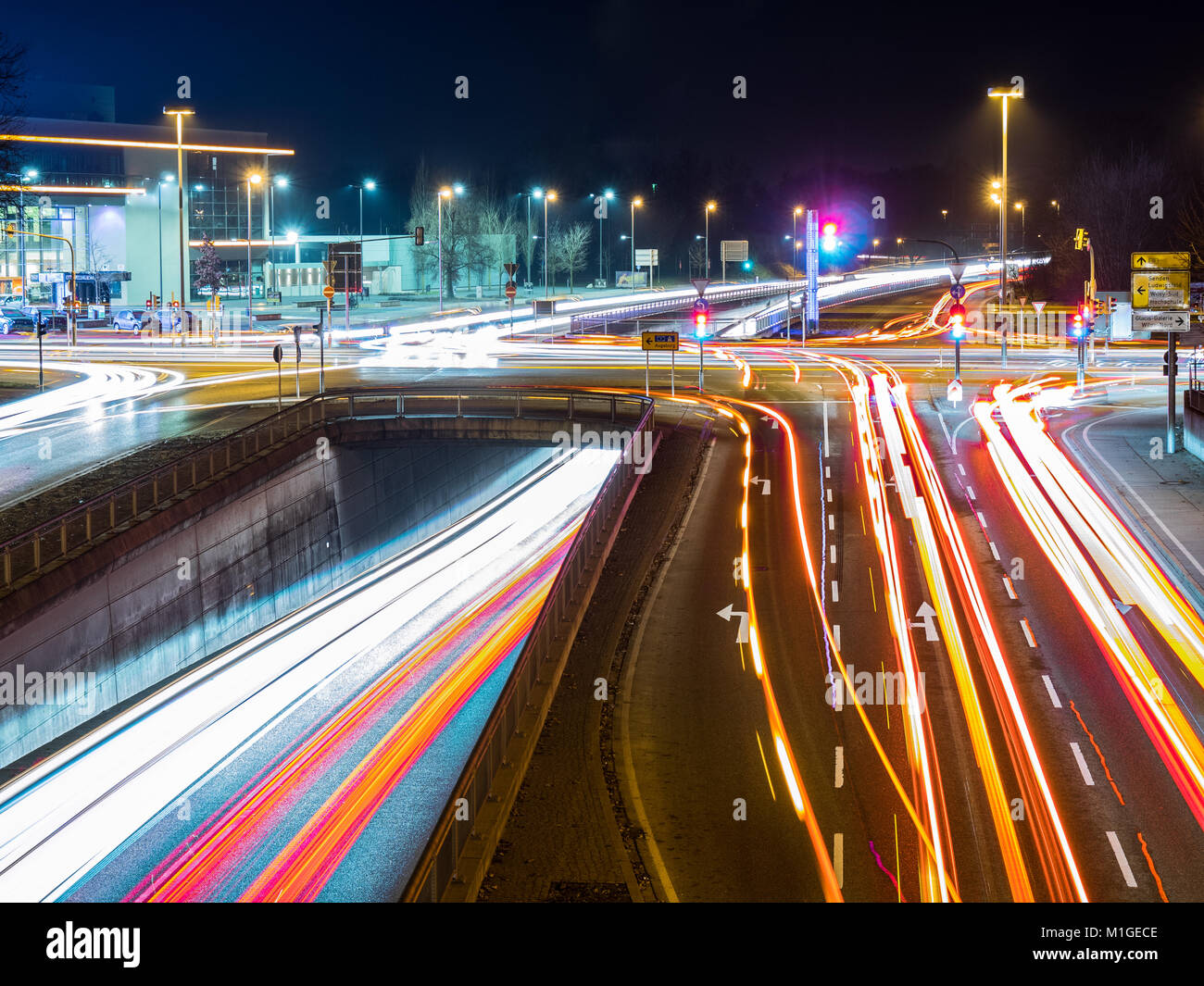 La circulation automobile de nuit à neu-Ulm, Allemagne Banque D'Images