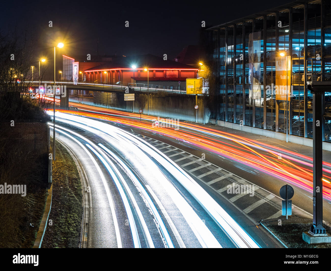 La circulation automobile de nuit à neu-Ulm, Allemagne Banque D'Images