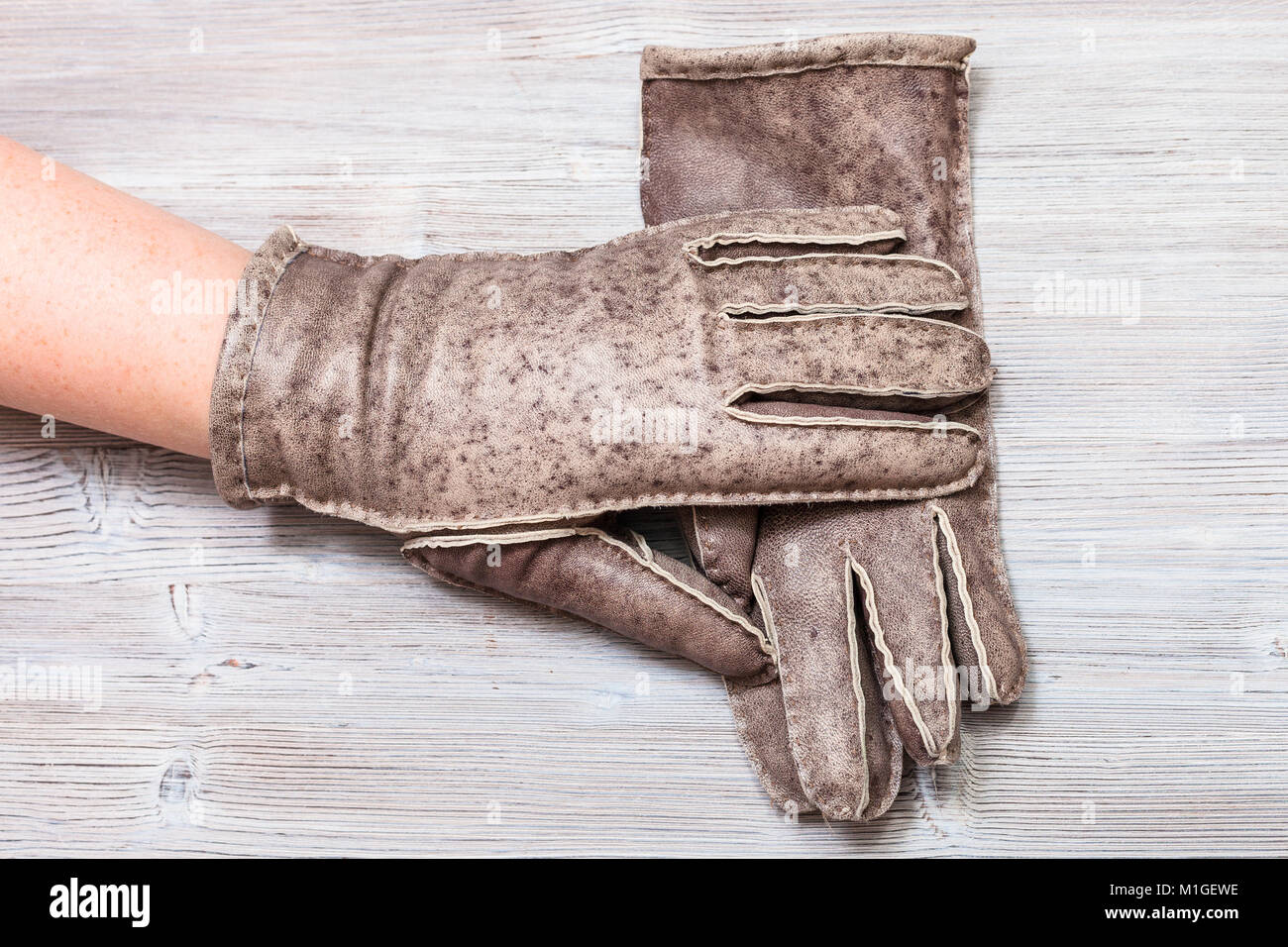 Atelier sur les gants couture - Vue du dessus de la main des femmes dans de  nouveaux gants fait main sur fond de bois Photo Stock - Alamy
