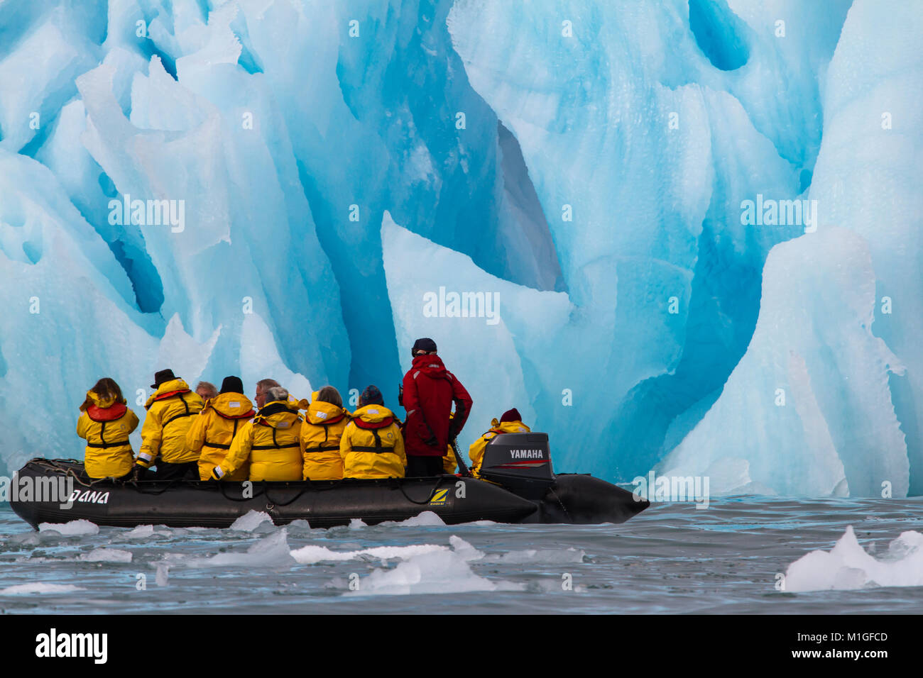 Svalbard, Norvège, Juillet 11th, 2013 : les personnes voyageant dans un zodiac dans entre les glaciers du Svalbard Banque D'Images