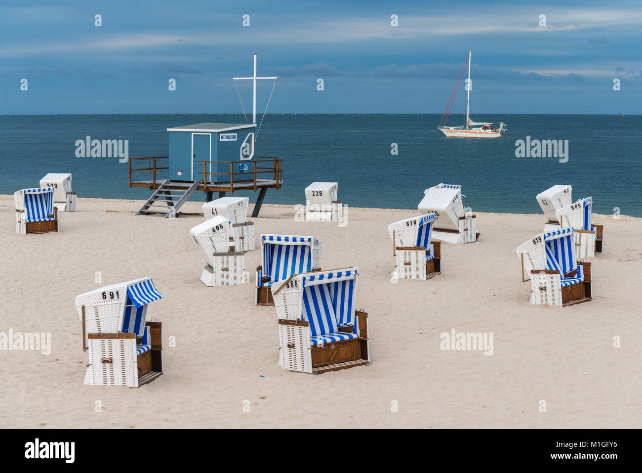 Plage Et Chaises De Plage Le Long De La Côte De La Mer Du