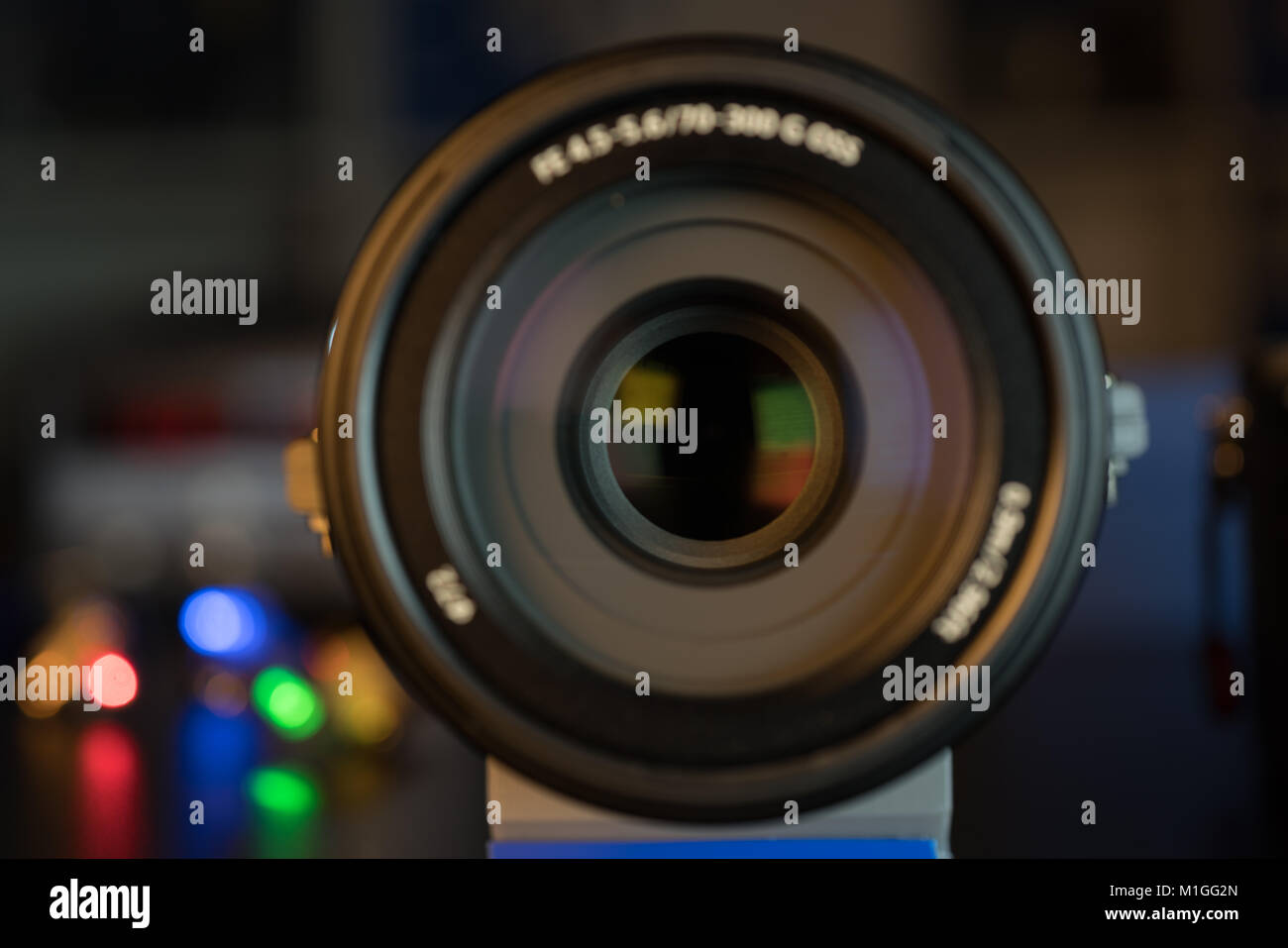 La photo ou caméra vidéo lens sur fond sombre avec des reflets d'objectif Banque D'Images