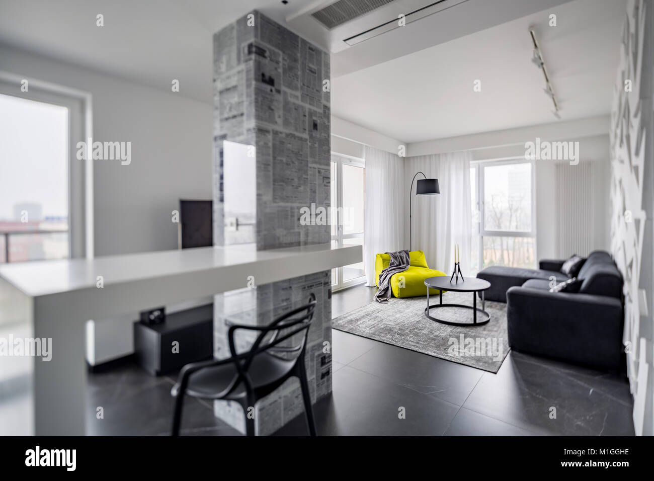 Home intérieur noir et blanc avec un fauteuil vert Banque D'Images