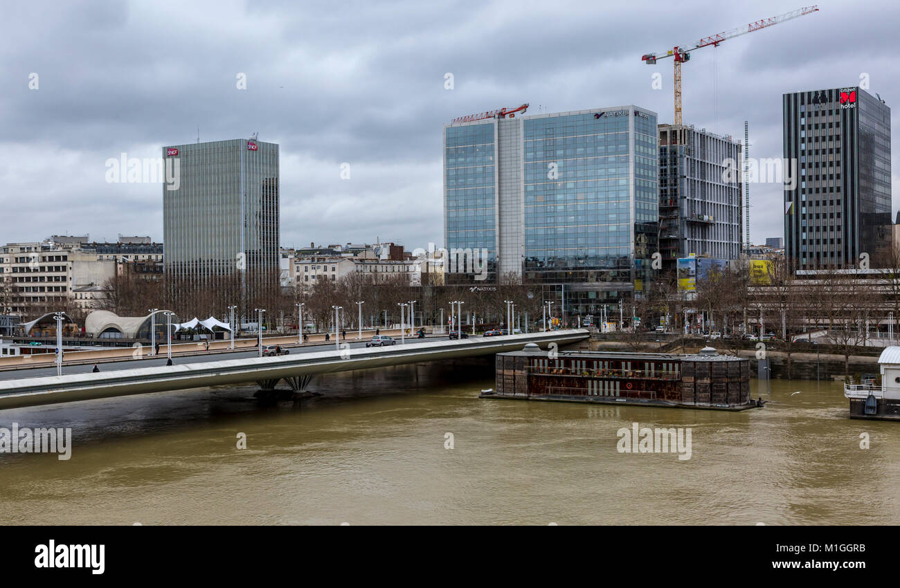 PARIS, FRANCE - Le 29 janvier 2018 : Architecture de Paris avec la Seine que ont augmenté sensiblement, ce qui augmente le risque d'inondation à Paris pendant la Banque D'Images