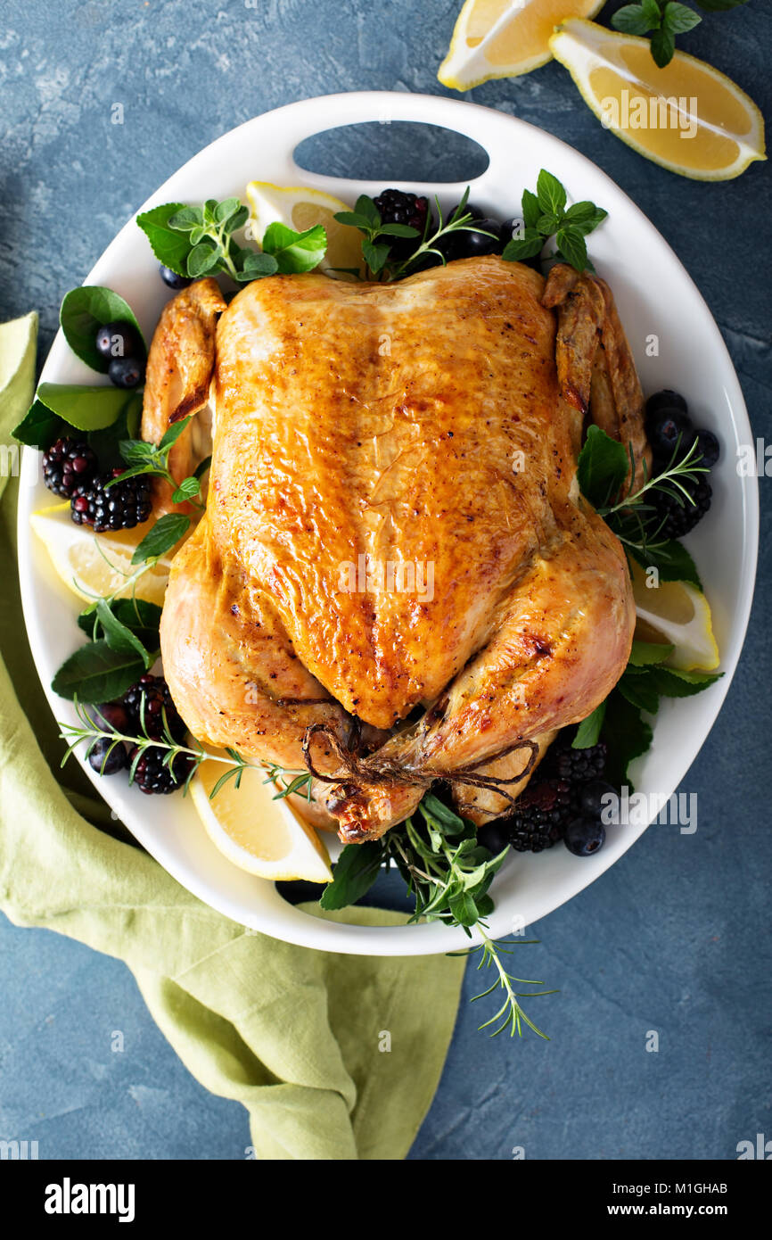 Poulet rôti au citron et herbes pour vacances ou le dimanche soir Banque D'Images