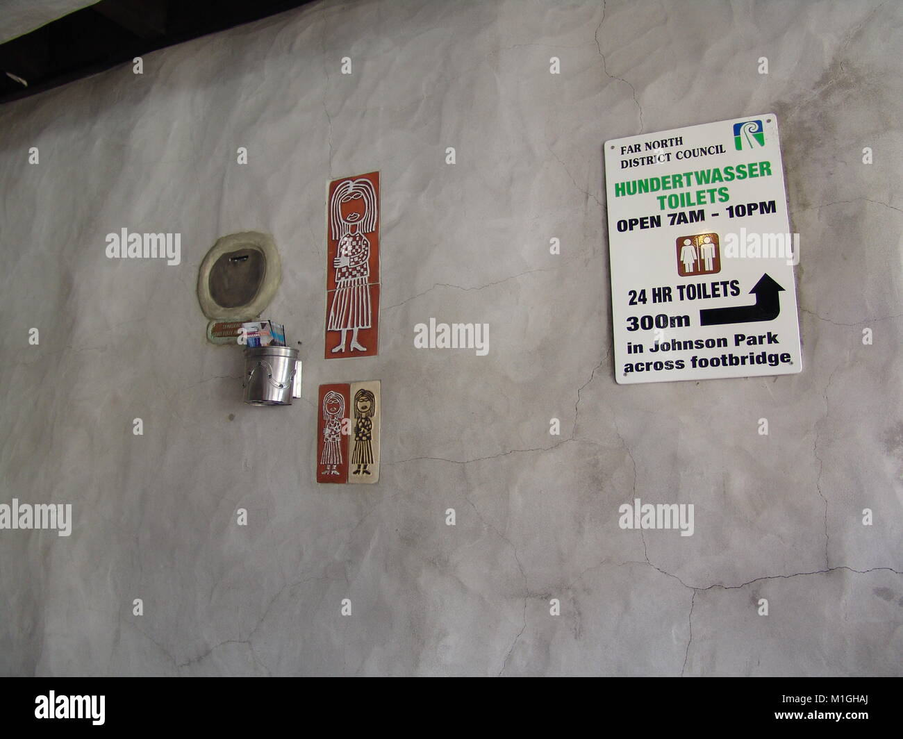 Hundertwasser. Dans les toilettes publiques célèbre Kawakawa Nouvelle-zélande Banque D'Images