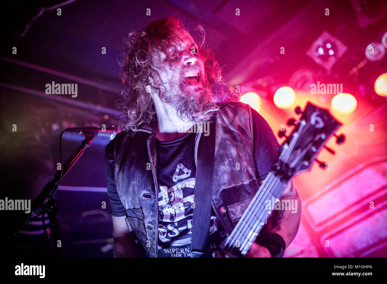 Norvège, Oslo - janvier 27, 2018. Le groupe de metal industriel suédois Pain effectue un concert live John Dee dans Oslo. Guitariste Greger Andersson est ici vu sur scène. (Photo crédit : Gonzales Photo - Terje Dokken). Banque D'Images Norvège, Oslo - janvier 27, 2018. Le groupe de metal industriel suédois Pain effectue un concert live John Dee dans Oslo. Guitariste Greger Andersson est ici vu sur scène. (Photo crédit : Gonzales Photo - Terje Dokken). Banque D'Images