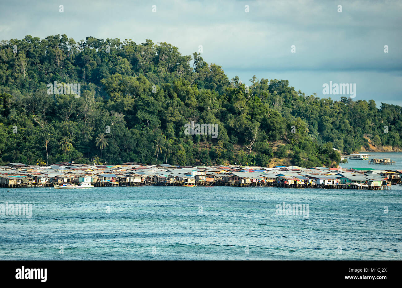L'eau traditionnel village avec des maisons sur pilotis, Kota Kinabalu, Sabah, Bornéo, Malaisie Banque D'Images