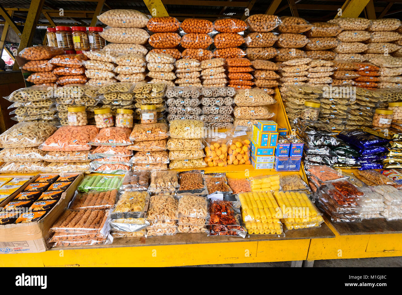 Des collations stand au marché en centre-ville, Kota Kinabalu, Sabah, Bornéo, Malaisie Banque D'Images