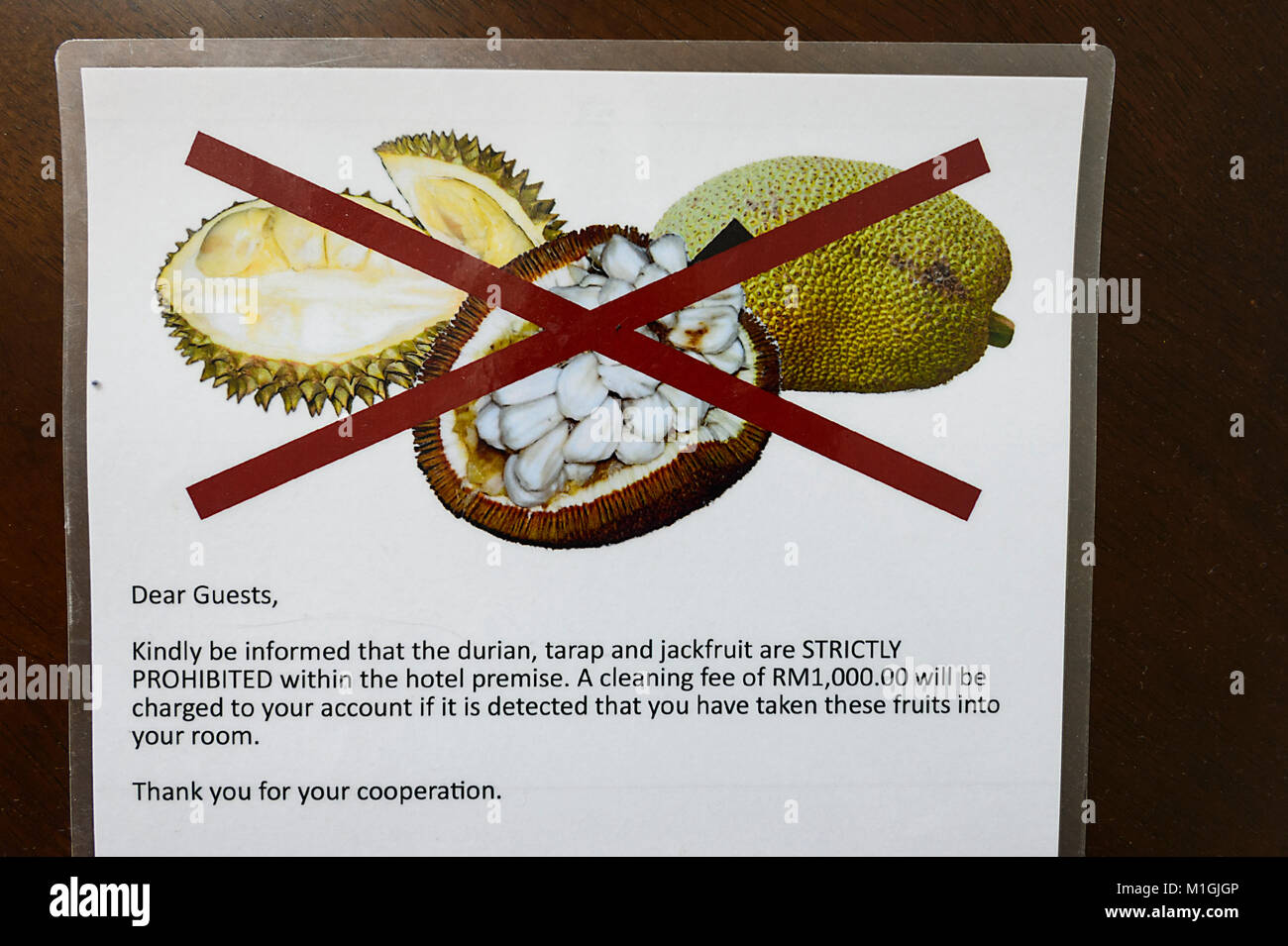 Panneau d'avertissement de ne pas apporter de durian fruit dans une chambre d'hôtel, Kota Kinabalu, Sabah, Bornéo, Malaisie Banque D'Images