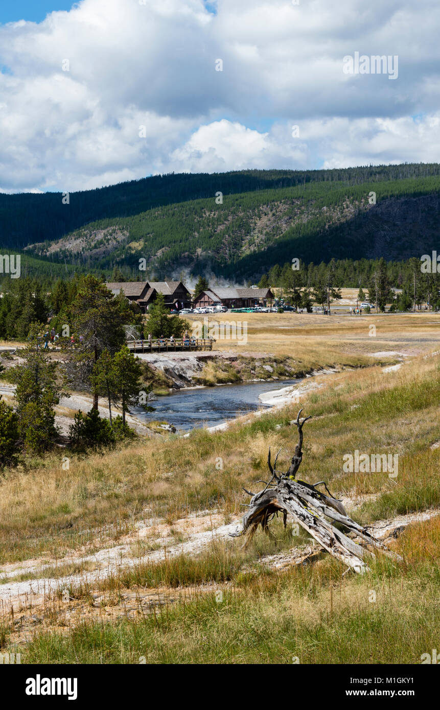 Vue de la rivière Firehole avec Old Faithful Lodge et le Centre d'accueil. Le Parc National de Yellowstone, Wyoming, USA Banque D'Images