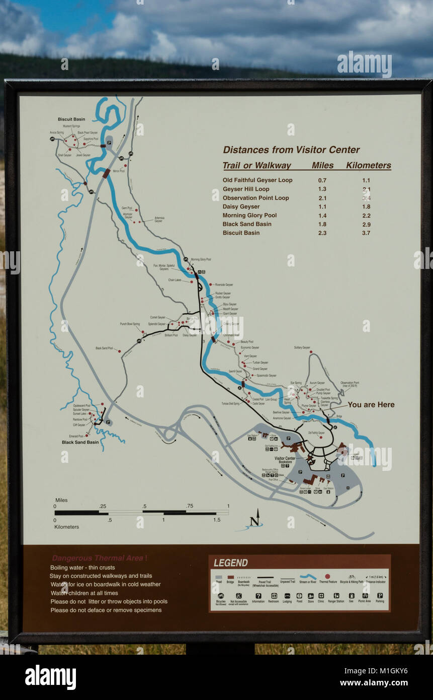 La carte et les signer à Old Faithful Geyser. Le Parc National de Yellowstone, Wyoming, USA Banque D'Images