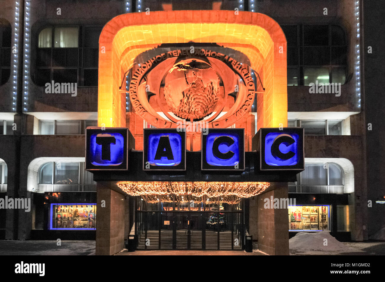 Inscrivez-vous à l'agence ITAR-TASS sur l'entrée de l'immeuble dans la nuit à Moscou, Russie. Banque D'Images