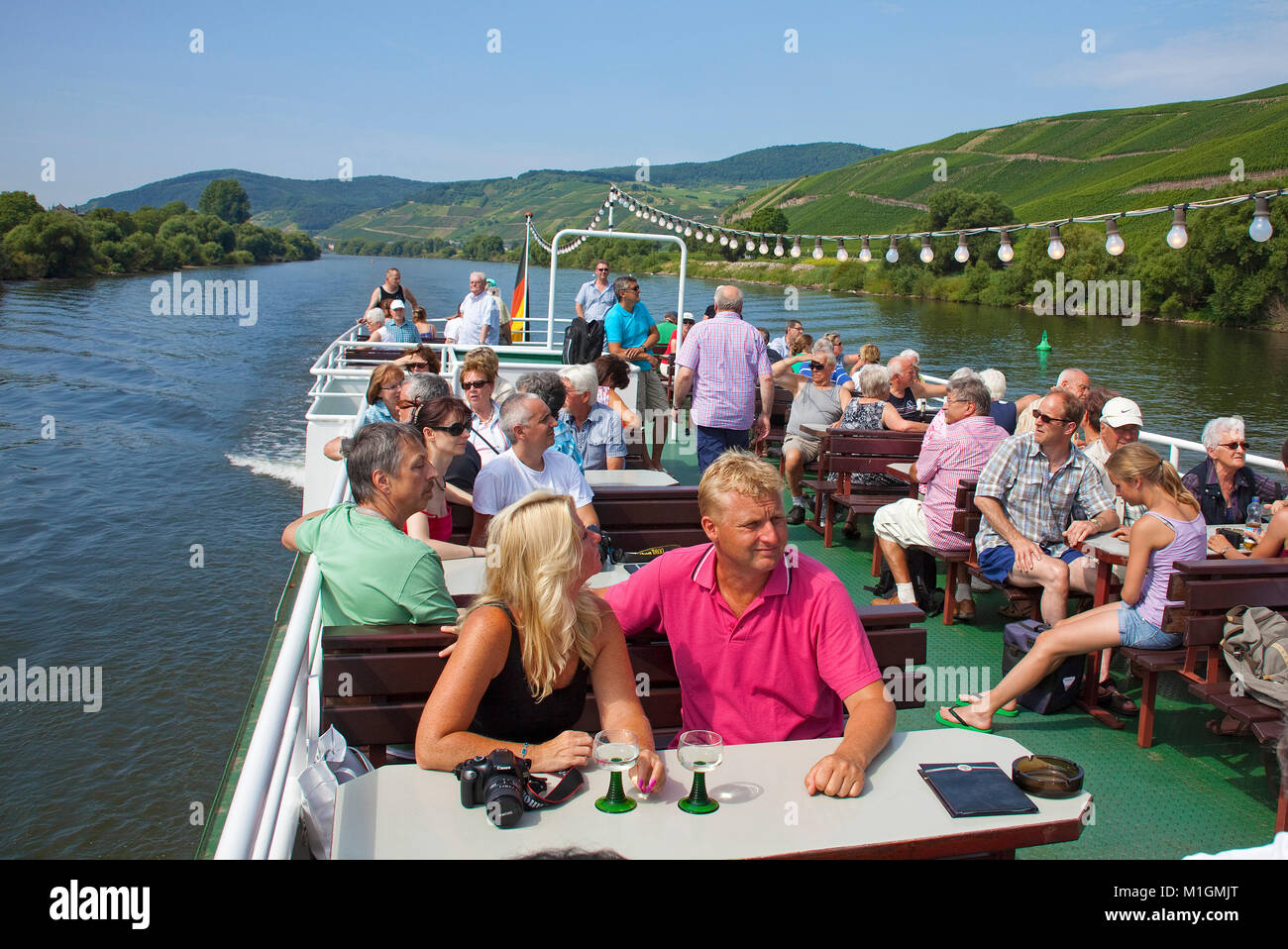 Les touristes profitant d'une excursion en bateau sur la rivière Moselle, Lieser, Moselle, Rhénanie-Palatinat, Allemagne, Europe Banque D'Images
