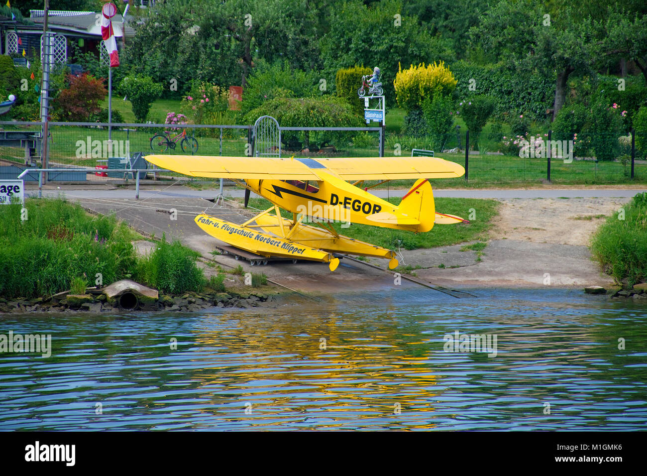 L'école de formation au pilotage d'un avion à l'eau, village viticole, Bernkastel-Andel, Moselle, Rhénanie-Palatinat, Allemagne, Europe Banque D'Images