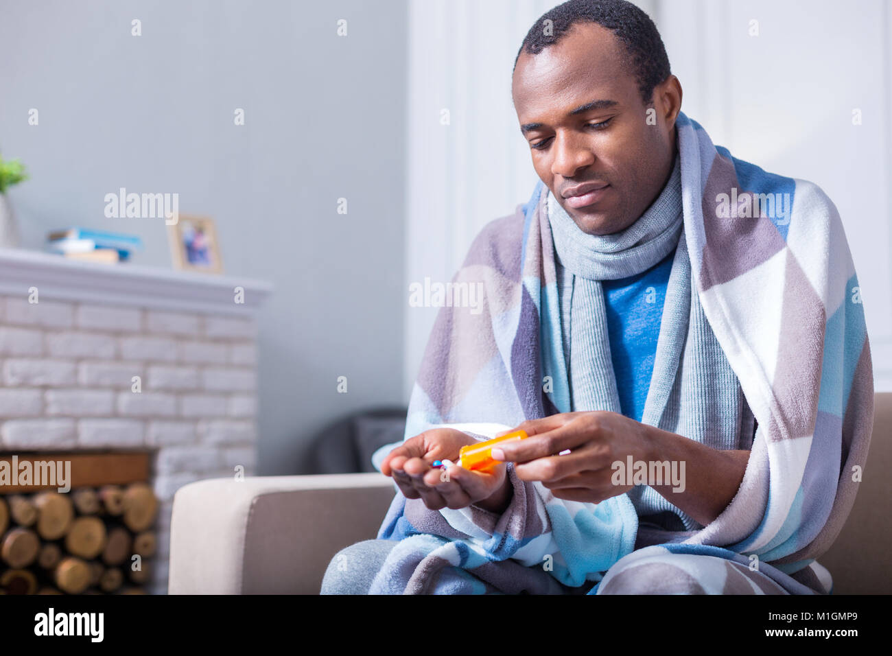 L'homme malade agréable prise de médicaments Banque D'Images