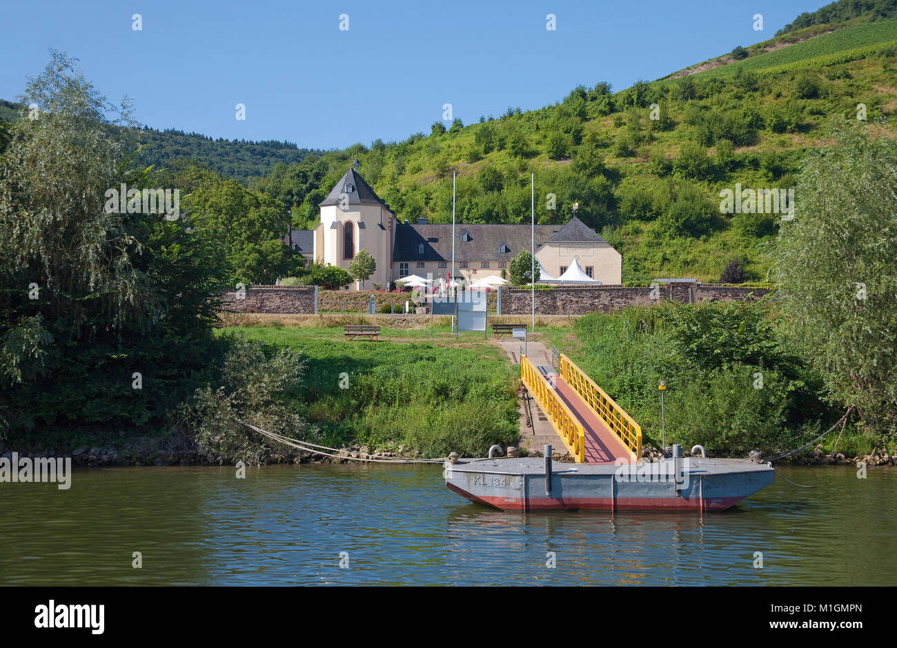 Embarcadère avec passerelle pour les navires d'excursion au monastère, Machern Bernkastel-Wehlen, Moselle, Rhénanie-Palatinat, Allemagne, Europe Banque D'Images