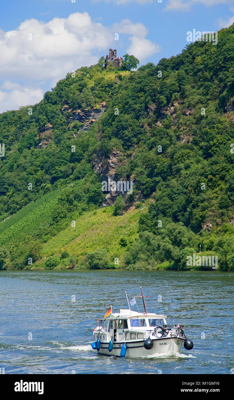 Bateaux sur Moselle à la ruine du monastère de Wolf, Kroev, Moselle, Rhénanie-Palatinat, Allemagne, Europe Banque D'Images