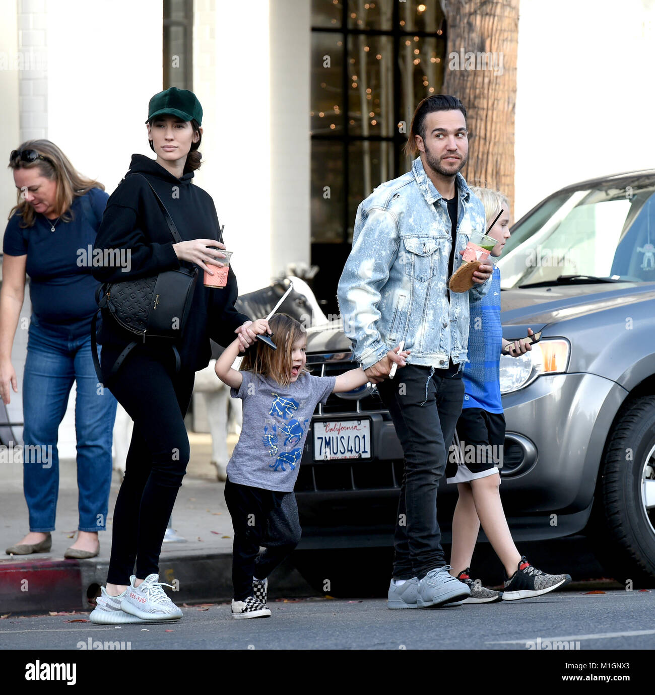 Avec Pete Wentz Meagan Camper et Wentz's children, Bronx Wentz et Saint Wentz, à Los Angeles, Californie. Avec : Pete Wentz, Meagan Camper, Bronx Wentz, Saint Wentz Où : Los Angeles, California, United States Quand : 30 Déc 2017 Crédit : WENN.com Banque D'Images