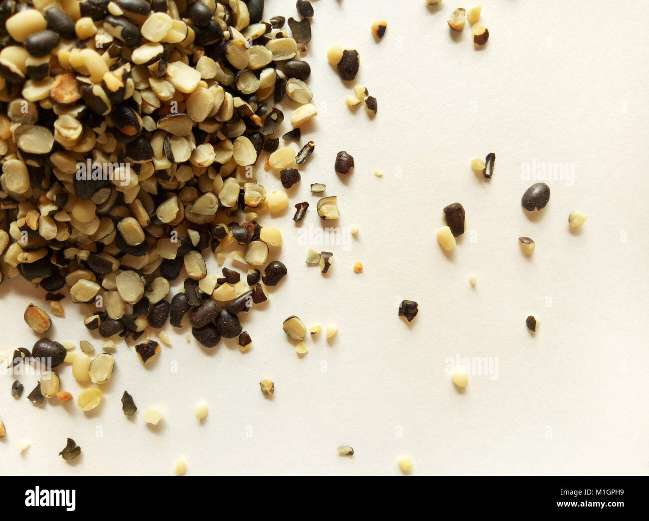 Les graines broyées gram noir fendu d'aliments naturels sains Banque D'Images