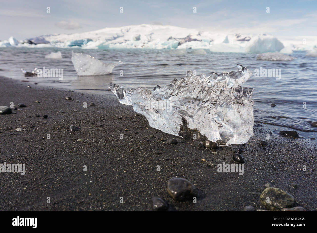 Un iceberg sur la plage glaciaire Jokulsarlon, le sud de l'Islande. Banque D'Images