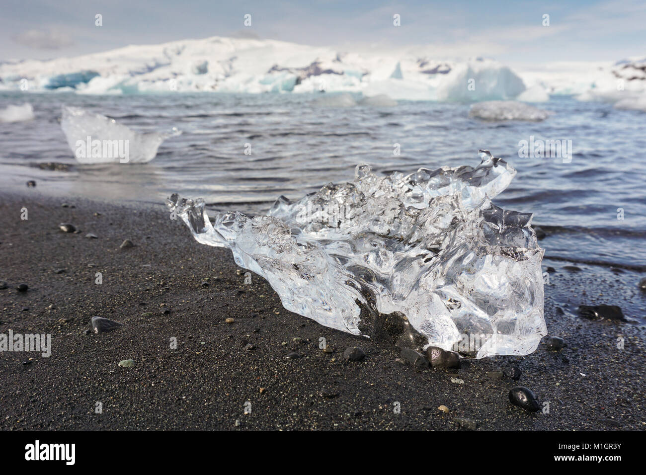 Un iceberg sur la plage glaciaire Jokulsarlon, le sud de l'Islande. Banque D'Images