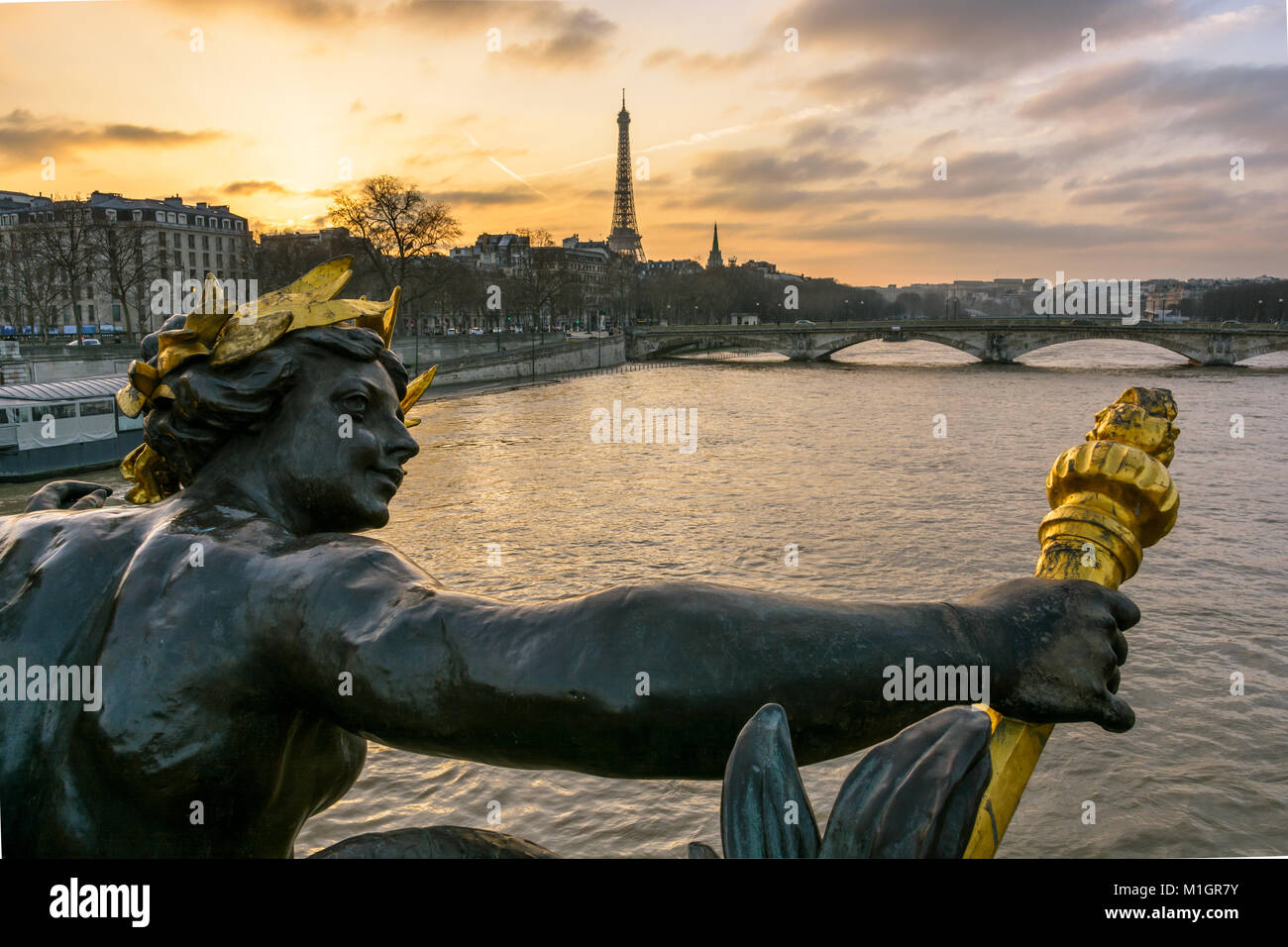 Vue de derrière de l'une des nymphes de la Seine en aval de l'ornementer de voûte du Pont Alexandre III, avec le Pont des Invalides et le Banque D'Images