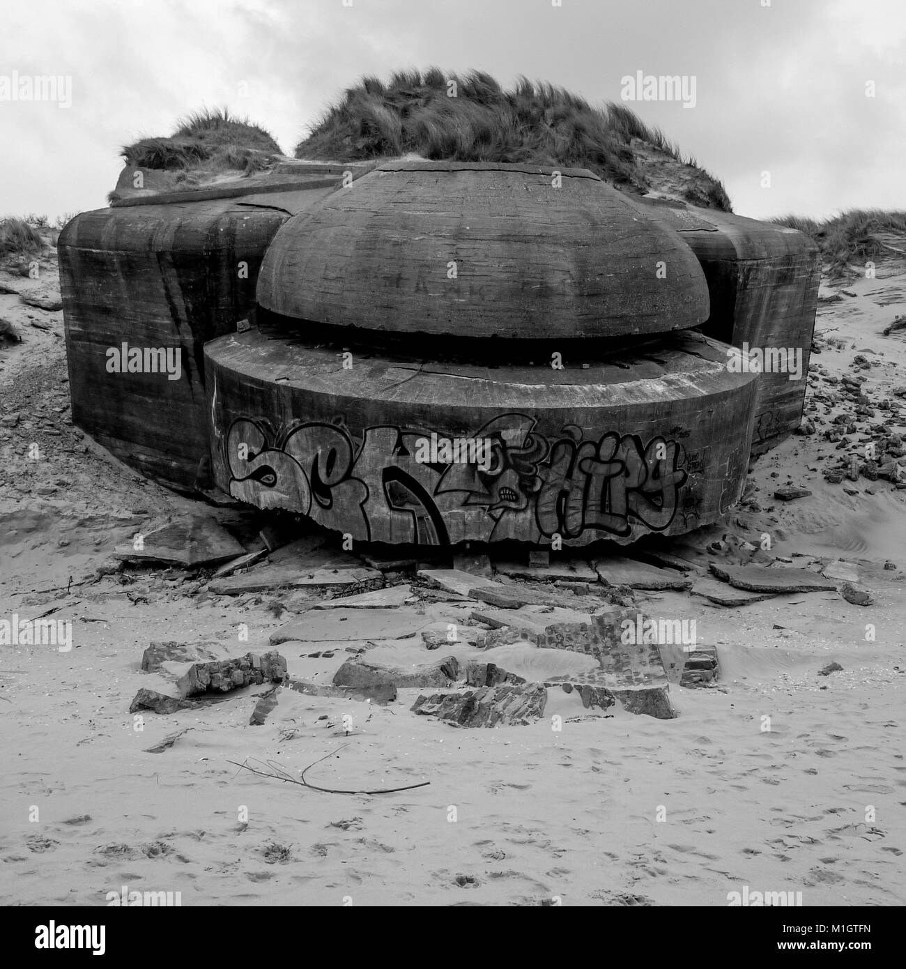 Bunker allemand portant sur la plage, Leffrinckouke, Dunkerque, France Banque D'Images