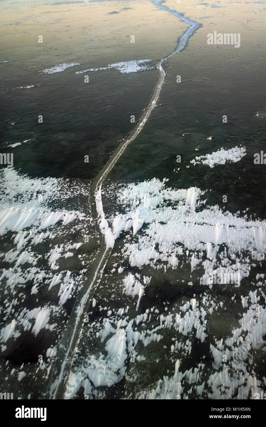 Arrière-plan de la glace de mer de près. grande fissure court le long Banque D'Images