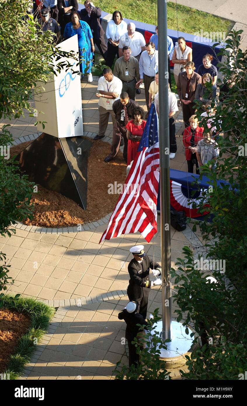Photographie aérienne des CDC (Centers for Disease Control) Les employés se sont réunis à l'extérieur pour une cérémonie du souvenir du 11 septembre, avec deux agents en uniforme de l'United States Public Health Service l'abaissement du drapeau pour la moitié du personnel de CDC, signe visible en premier plan, Atlanta, Géorgie, 2003. Image courtoisie CDC. () Banque D'Images