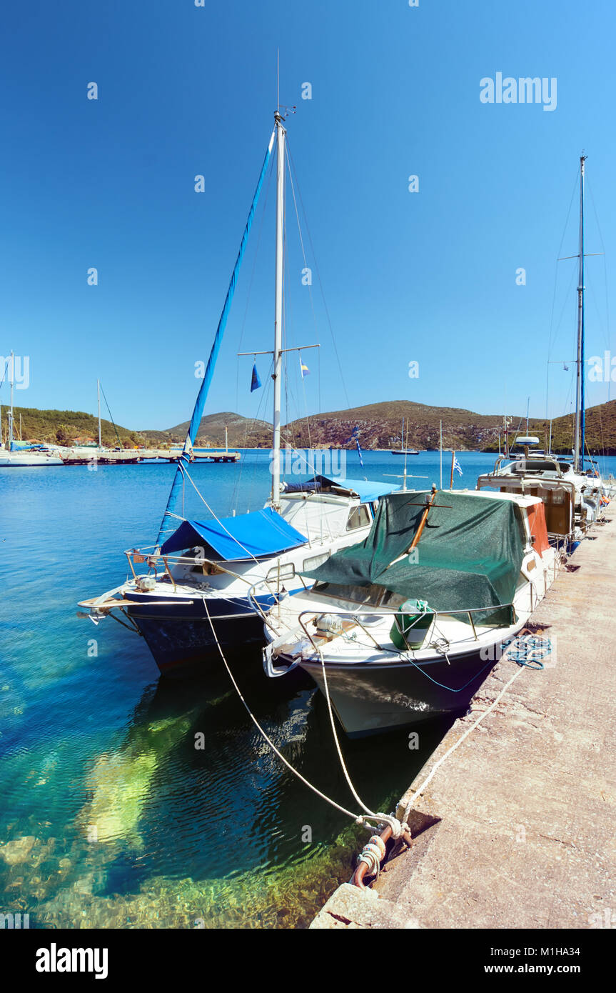 Les bateaux de pêcheurs à Kalamitsi Sithonia dans le port, la Grèce du Nord Banque D'Images