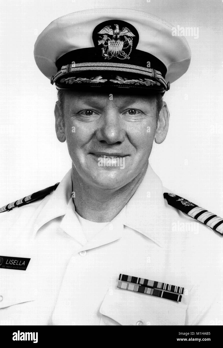 Portrait de Frank Lisella, capitaine dans le Service public de santé Commissioned Corps, portant un uniforme, 1956. Image courtoisie CDC. () Banque D'Images