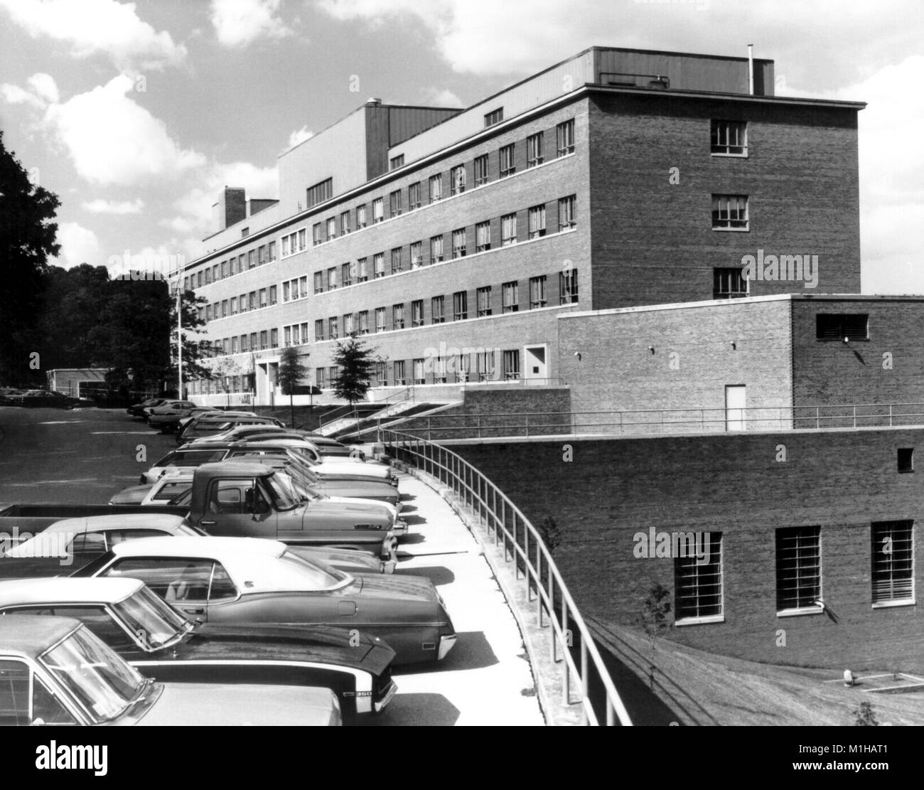 Photographie montrant une vue de côté de l'un du NIOSH (National Institute for Occupational Safety and Health) bâtiments dans toute la hauteur, prises d'un point de vue de son parc de stationnement, 1956. Image courtoisie CDC. () Banque D'Images