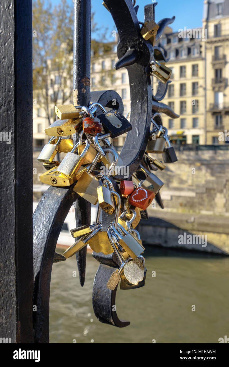 Cadenas d'amour sur le garde-fou au bord de la Seine à Paris Banque D'Images