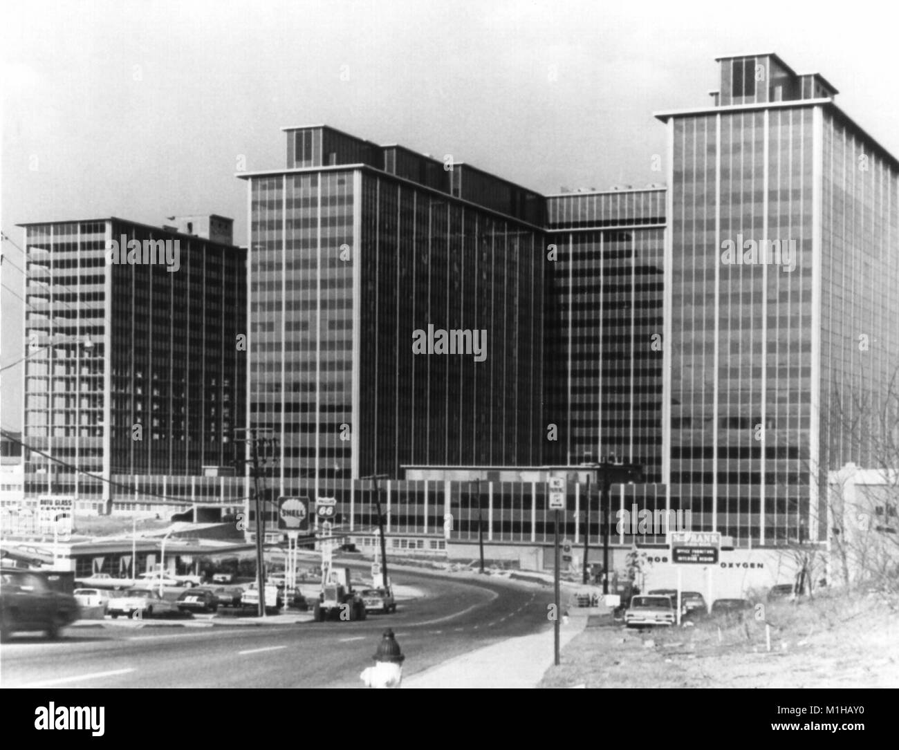 Photographie montrant un bâtiment dans toute la hauteur, l'un du NIOSH (National Institute for Occupational Safety and Health) des bâtiments, à partir d'un point de vue de la route devant elle, 1956. Image courtoisie CDC. () Banque D'Images