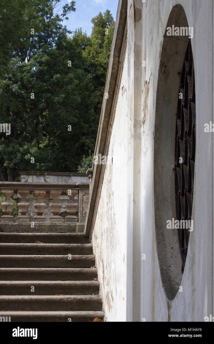 Vue de l'ancien château escalier en pierre ronde avec fenêtre barrée. Banque D'Images