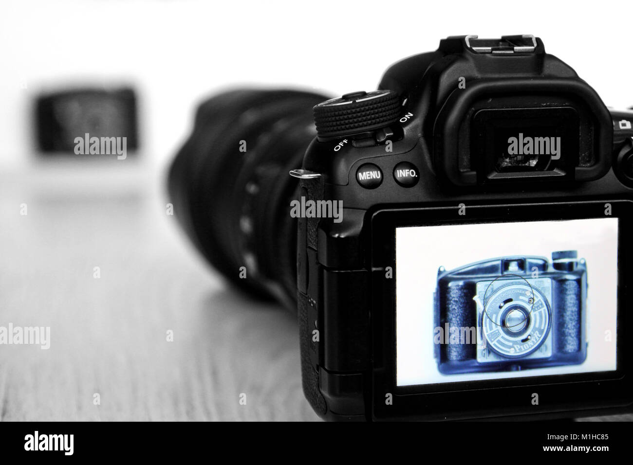 Une photo d'un ancien appareil photo manuel vu à travers la nouvelle et moderne. Il montre le contraste entre l'ancien et le nouvel appareil photo et photographie style. Banque D'Images