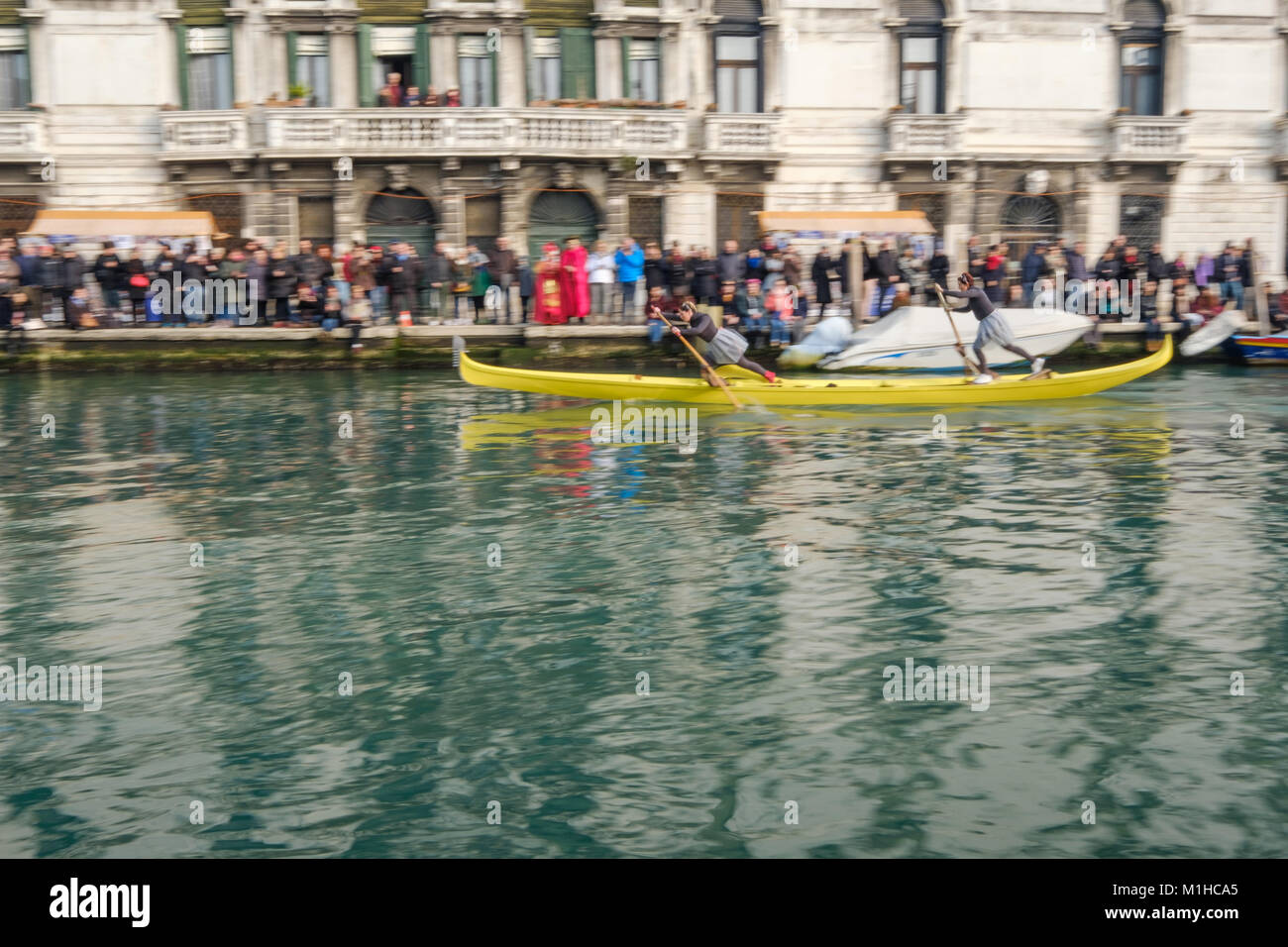 Les équipages féminins à bord du bateau "gondolini typique de Venise' généralement menées par les hommes. Carnaval de Venise 2018, Italie, 28 janvier 2018. Banque D'Images