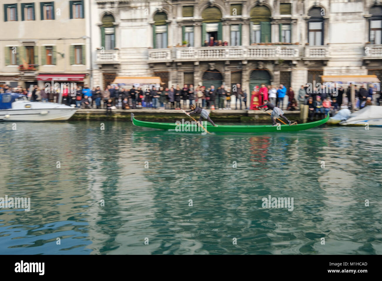 Les équipages féminins à bord du bateau "gondolini typique de Venise' généralement menées par les hommes. Carnaval de Venise 2018, Italie, 28 janvier 2018. Banque D'Images